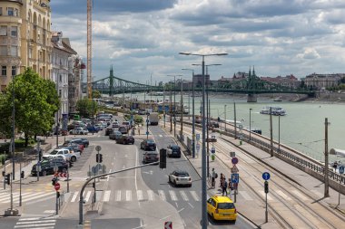 Binalar ve trafik ile Budapeşte'de Waterside Tuna