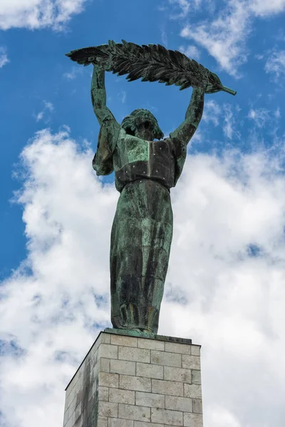 Estátua Liberty upon Gellert Hill em Budapeste, Hungria — Fotografia de Stock