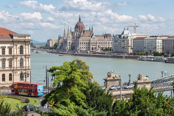 Pohled na Budapešť s budovou maďarského parlamentu a s řetězem — Stock fotografie