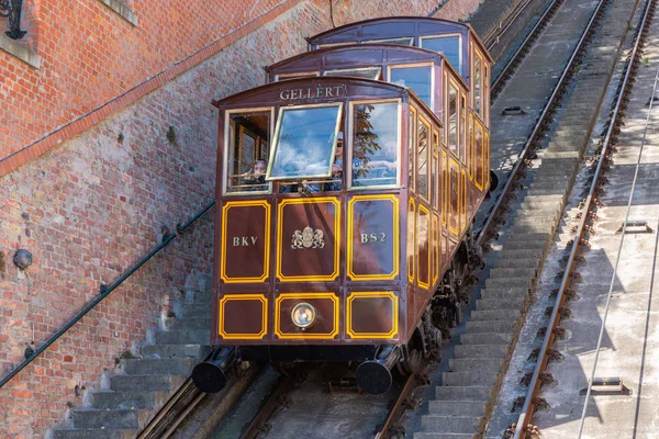 Tren funicular con turistas que van al Castillo de Buda en Budapest — Foto de Stock
