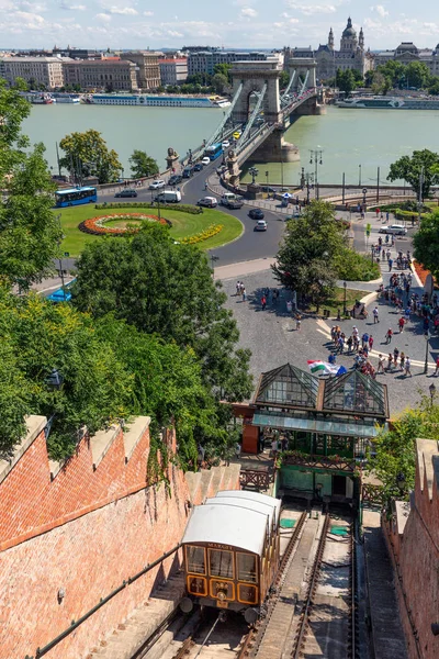 Kabelspoor trein met toeristen naar Buda Castle in Boedapest — Stockfoto