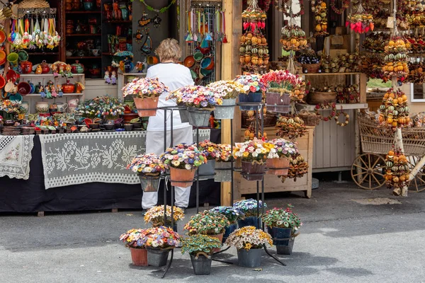 Souvenirladen mit Blumen in der Nähe der Burg Gellert in Budapest — Stockfoto