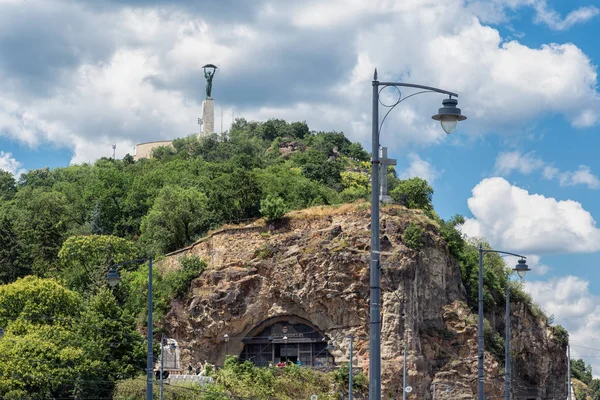 Pohled na Gellert Hill se sochou svobody v Budapešti, Maďarsko — Stock fotografie
