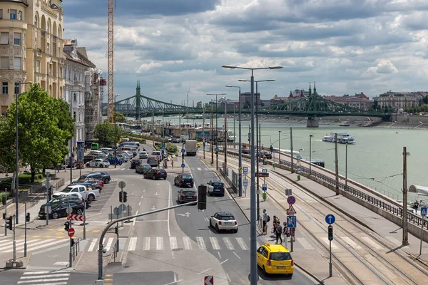 Binalar ve trafik ile Budapeşte'de Waterside Tuna