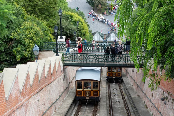 Comboio funicular com turistas que vão para o Castelo de Buda em Budapeste — Fotografia de Stock