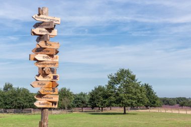 Ermelo koyun kıvrımı yakınındaki yerlere ahşap ok işaretleri ile Kutup