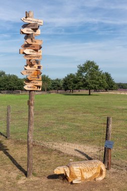 Ermelo koyun kıvrımı yakınında ok işaretleri ile ahşap koyun ve kutup