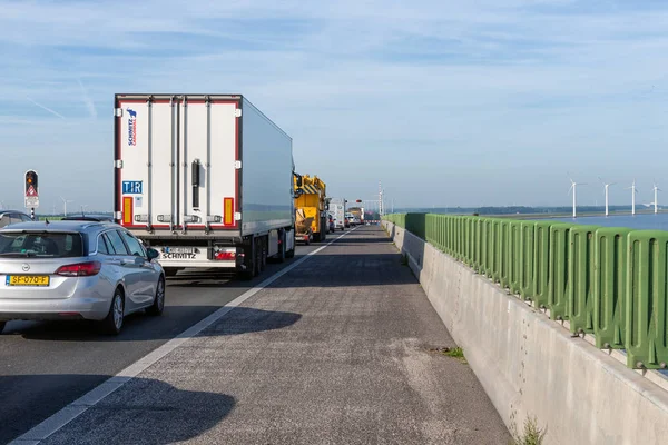 Esperando coches para puente abierto Dutch Ketelbrug cerca de Lelystad — Foto de Stock