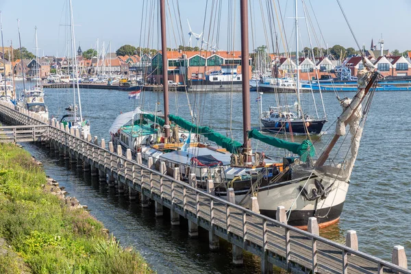 เรือใบประวัติศาสตร์จอดที่ท่าเรือของหมู่บ้านดัตช์ Urk — ภาพถ่ายสต็อก