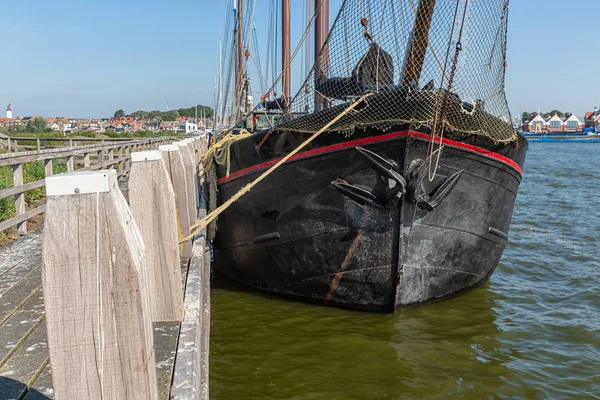 Boeg zeilschip afgemeerd aan de pier van het Nederlandse dorp Urk — Stockfoto