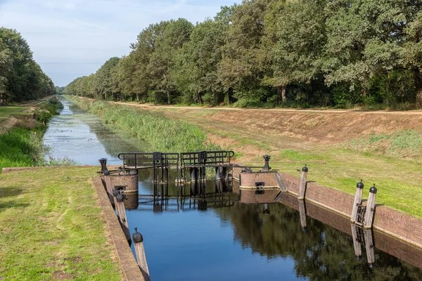 Dutch countryside in region Twente with canal and sluice — Stock Photo, Image