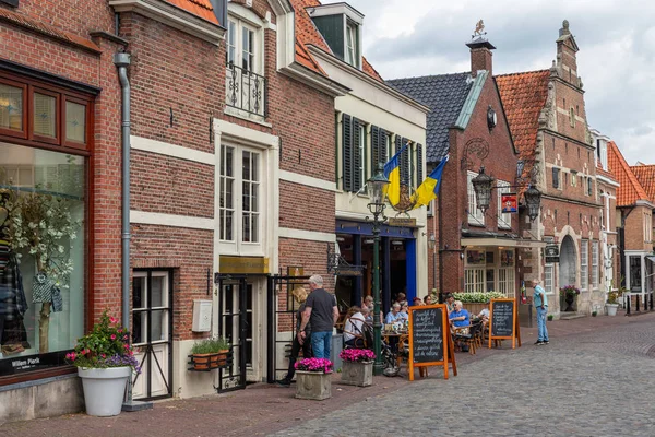 Tarihi evler ve küçük restoran ile Cityscape Hollanda Ootmarsum
