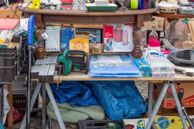 Hollanda bit pazarında birkaç ikinci el eşya nın sergilemi