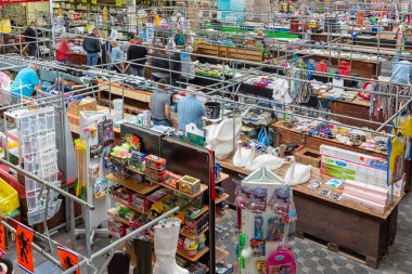 Pazar standları ve ziyaretçiler ile Hollanda bit pazarı Weerselo