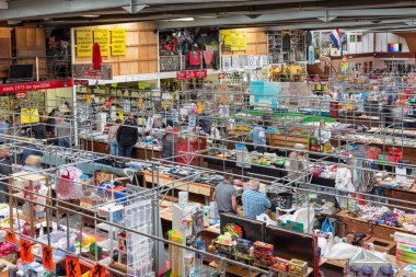 Pazar standları ve ziyaretçiler ile Hollanda bit pazarı Weerselo