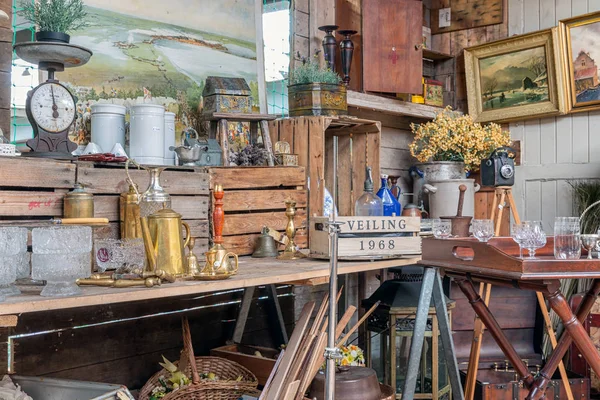 Экспозиция старинной мебели на голландском блошином рынке — стоковое фото