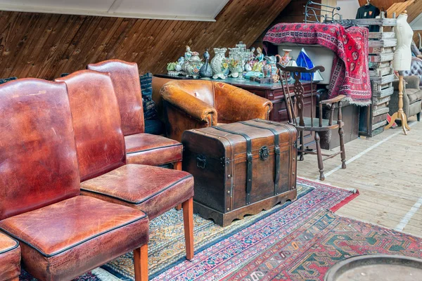 Exposition of vintage furniture at Dutch flea market — Stock Photo, Image