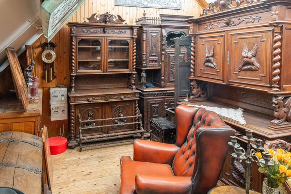 Exposition of vintage furniture at Dutch flea market — Stock Photo, Image