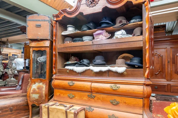 Exposition of vintage furniture at Dutch flea market — Stock Photo, Image