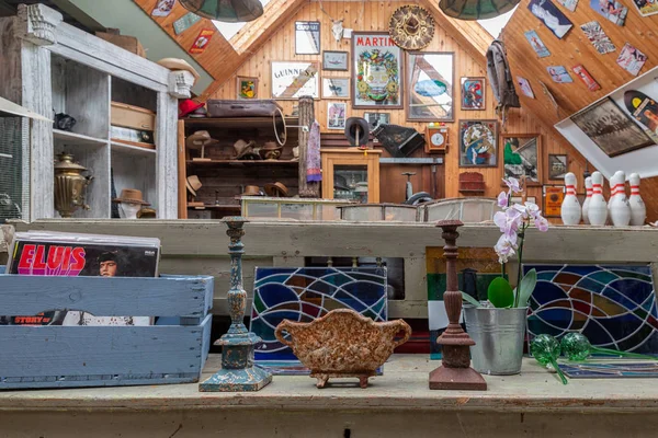 Экспозиция старинной мебели на голландском блошином рынке — стоковое фото