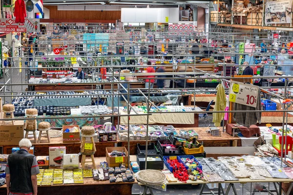 Pazar standları ve ziyaretçiler ile Hollanda bit pazarı Weerselo