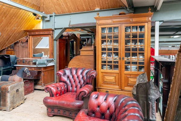 Exposición de muebles vintage en el mercadillo holandés — Foto de Stock