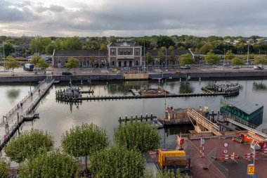 İnşaat alanı yeni kanal köprüsüne sahip Hollanda tren istasyonu Middelburg