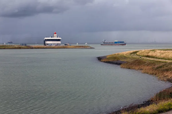 Entrada canal holandês Terneuzen e navio de carga vela rio Schelde — Fotografia de Stock