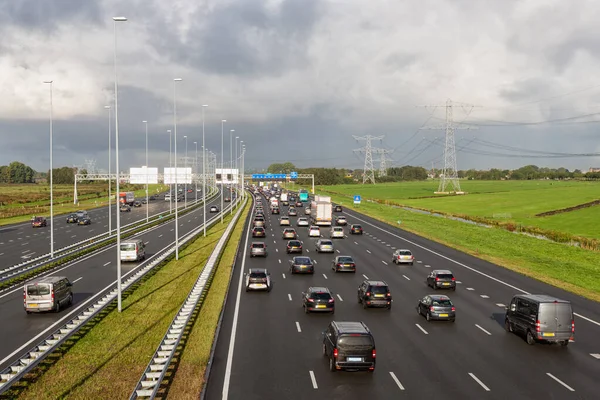 Голландская автомагистраль A1 рядом с Амстердамом с четырнадцатью полосами движения — стоковое фото