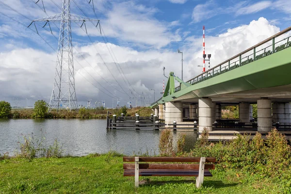 Paisagem holandesa com ponte de aço sobre o rio Vecht — Fotografia de Stock