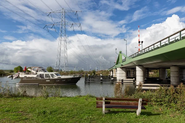 Ocelový most přes holandskou řeku Vecht s projíždějící jachtou — Stock fotografie