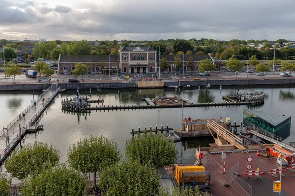 İnşaat alanı yeni kanal köprüsüne sahip Hollanda tren istasyonu Middelburg — Stok fotoğraf