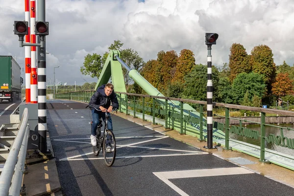 Puente sobre el río holandés Vecht con semáforos y boom — Foto de Stock