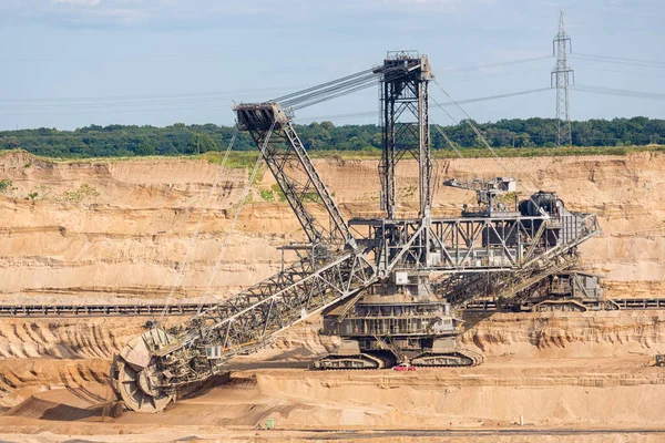 Bruine steenkool open put landschap met graafmachine in Duitsland — Stockfoto