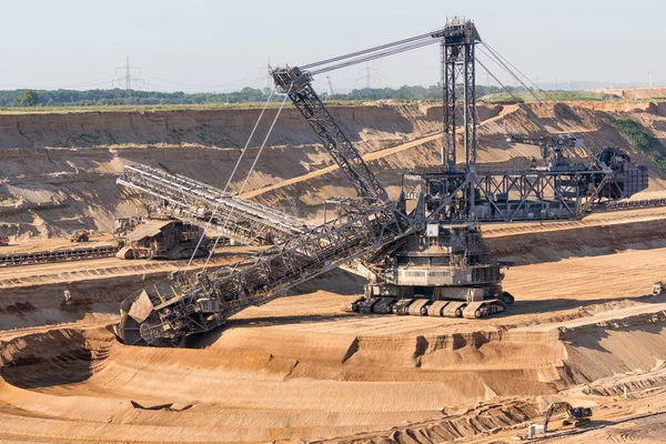 Bruine steenkool open put landschap met graafmachine in Duitsland — Stockfoto