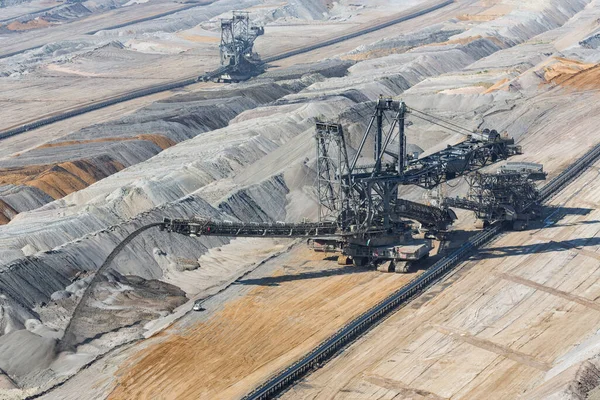 Gravende machine bezig met afzettingen in Hambach mijn Duitsland — Stockfoto