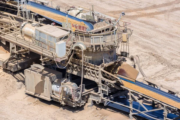 Almanya 'da kahverengi kömür açık çukur arazisi ve taşıma bandı