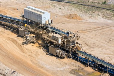 Almanya 'da kahverengi kömür açık çukur arazisi ve taşıma bandı