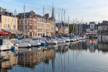 Tarihi şehir Honfleur Limanı. Yelkenli gemileri ve restoranları var.