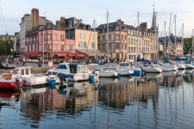 Tarihi şehir Honfleur Limanı. Yelkenli gemileri ve restoranları var.