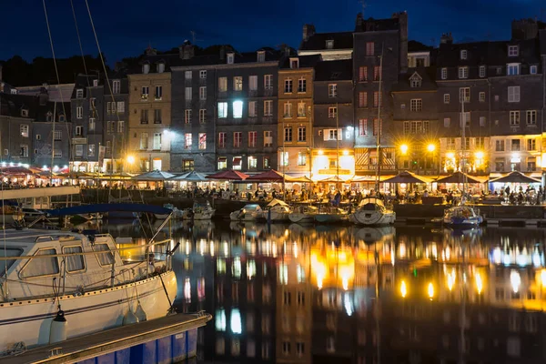 Geceleyin Honfleur Limanı 'nda gemiler ve restoranlar, Fransa