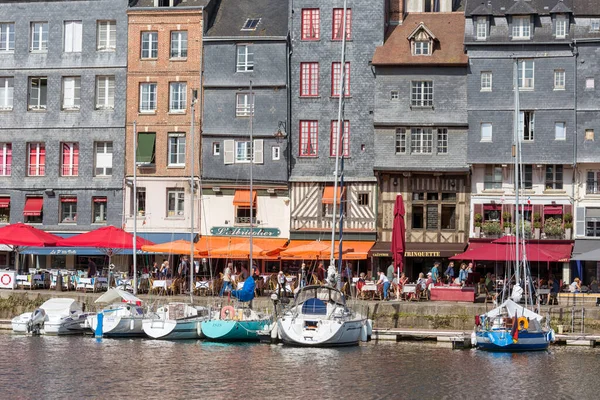 Hamnen i historiska staden Honfleur med segelfartyg och restauranger — Stockfoto