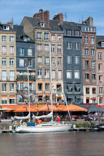 Hamnen i historiska staden Honfleur med manövrera segelfartyg — Stockfoto