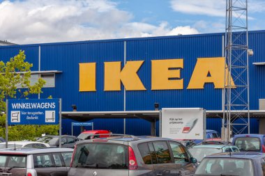 Önünde araba park yeri olan IKEA mağazasının önünde