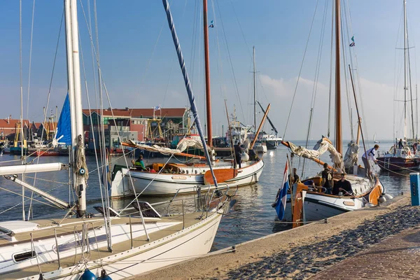 Historyczne żaglowce opuszczające port w Urk, Holandia — Zdjęcie stockowe