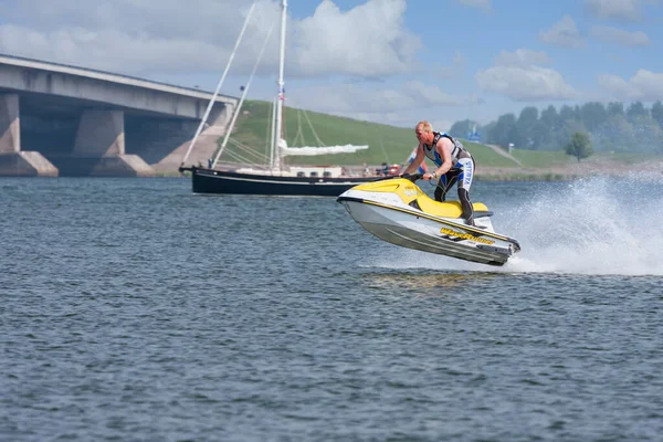 Man har kul på jet Ski nära Dutch Ketel Bridge — Stockfoto