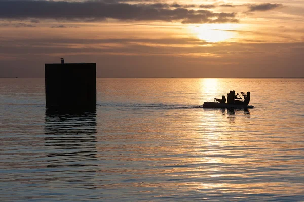 Künstler im Ruderboot zieht ein schwimmendes Haus, das er gebaut hat — Stockfoto