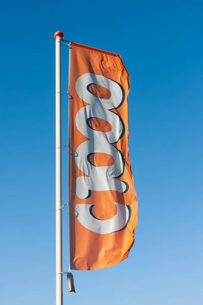 風に吹かれたオランダのドラッグストアC1000の旗 — ストック写真