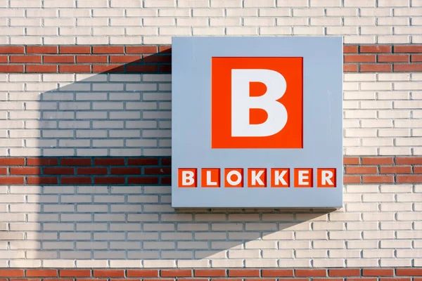 Cihlová zeď s billboardem holandského prodejního řetězce Blokker — Stock fotografie