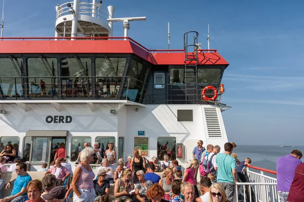 Passagiere auf der Fähre von Holwerd zur niederländischen Insel Ameland — Stockfoto